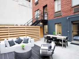 Massive 1BR w Private Patio in Upper East Side, hotel in New York