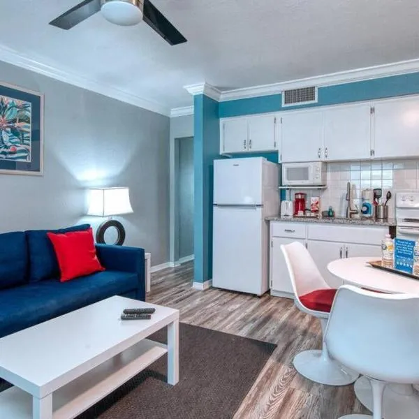 Sunset Beach Suites at Madeira Beach! Pet Friendly with Summer Breezes! - Suite 6, hotel in St. Pete Beach