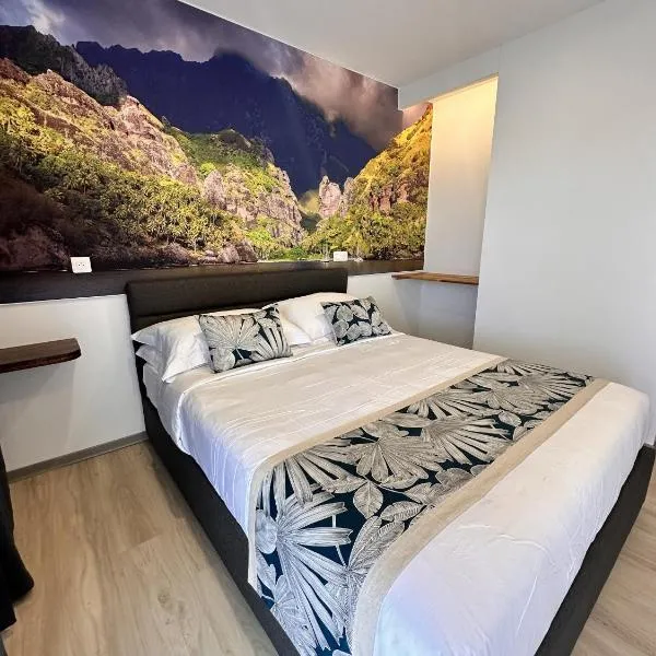 Ononui Lodge Airport, Ocean-View, Private Bathroom and Balcony, Free WiFi and Parking, On-Site Car Rental, hotel in Faaa